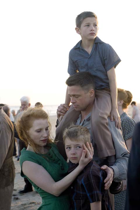 El matrimonio O’Brien (Brad Pitt y Jessica Chastain) con sus hijos.