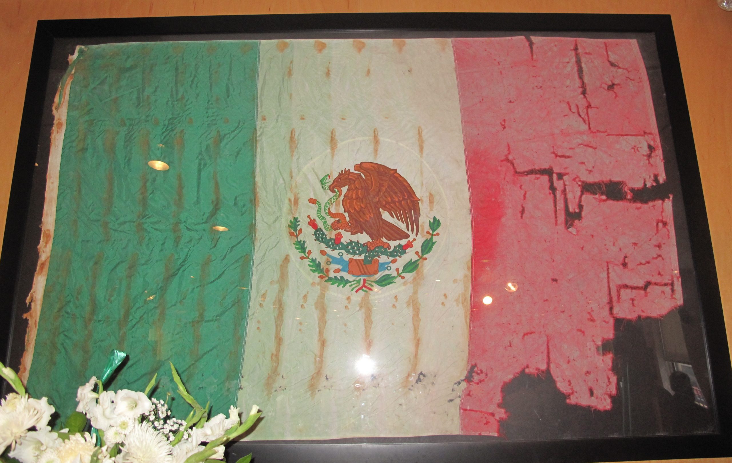Bandera mexicana recuperada de entre los escombros del World Trade Center