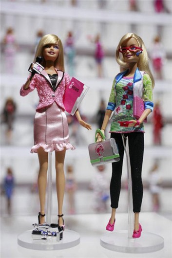 Barbie obtiene doble licenciatura: periodismo e ingeniería