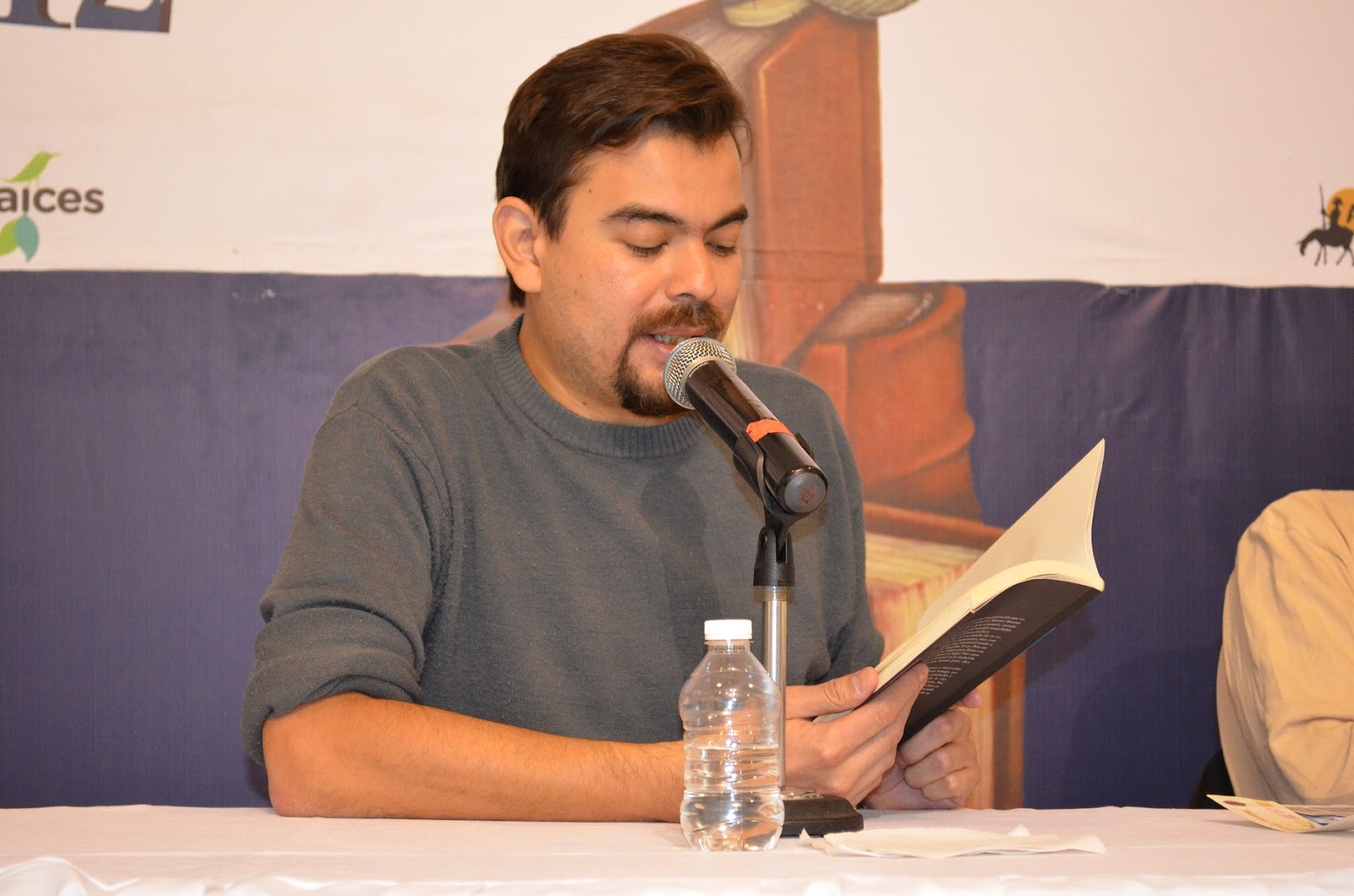 El autor en la presentación de uno de sus libros (circa 2012).