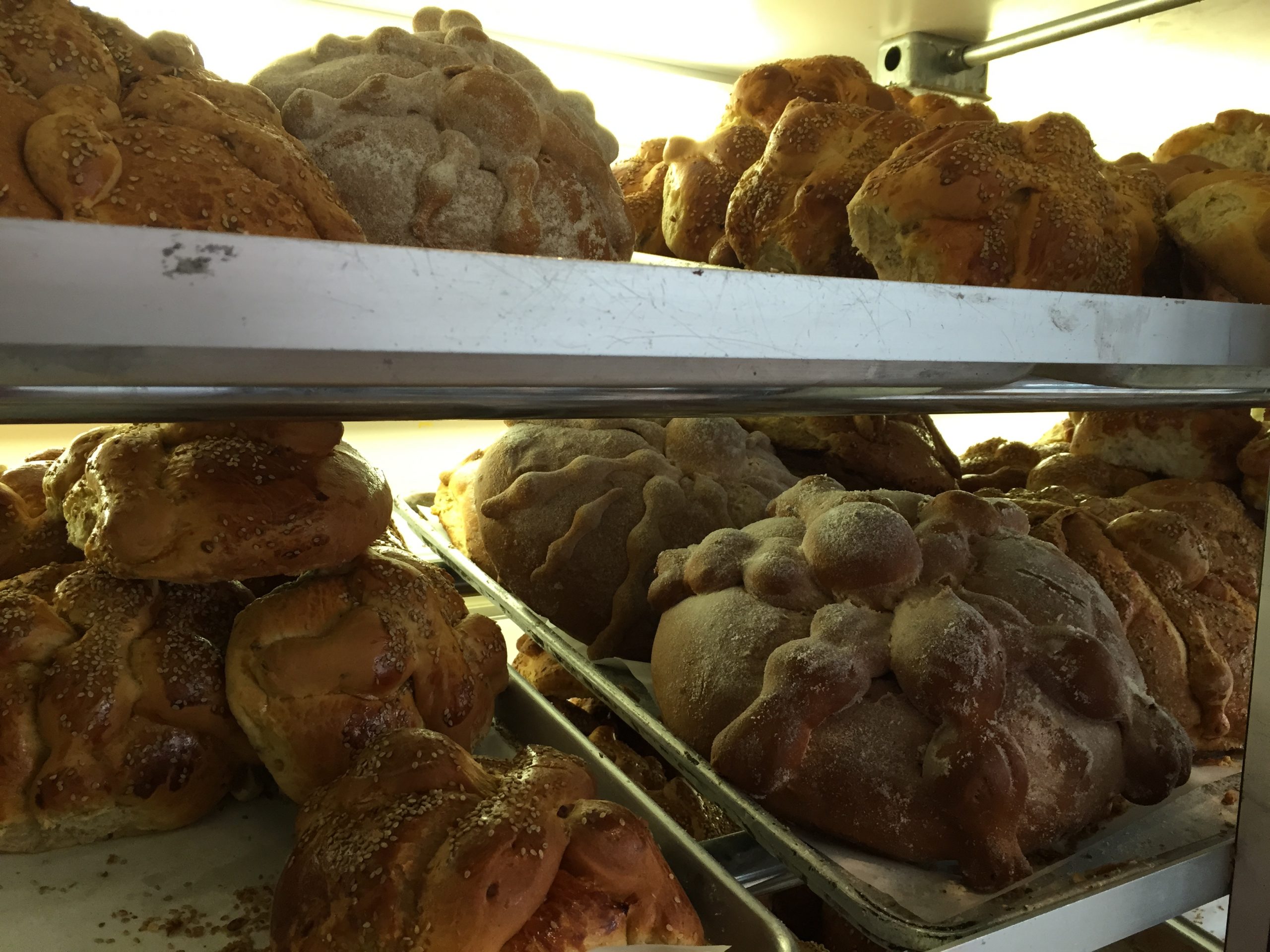 Pan de muerto en la panadería Tulcingo en 103 St. Corona, Queens, Nueva York.