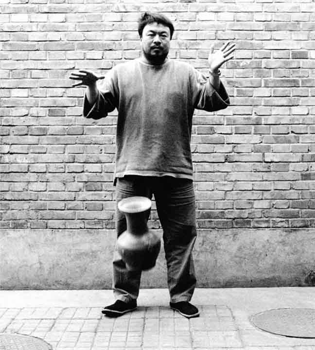 Imagen de la performance 'Dejando caer una urna de la Dinastía Han' (1995).