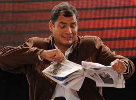 Rafael Correa rompe ejemplares del diario El Universo.