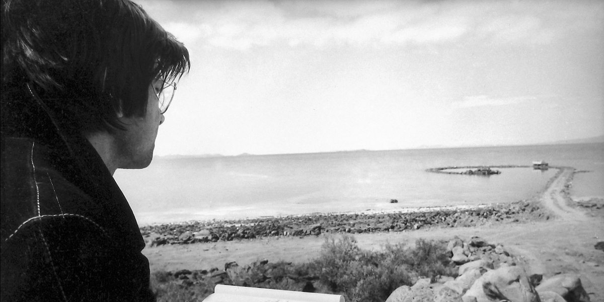 Retrato de Robert Smithson en Spiral Jetty, ca. 1968. Tomado de criticalissuesintheculturalindustries.wordpress.com