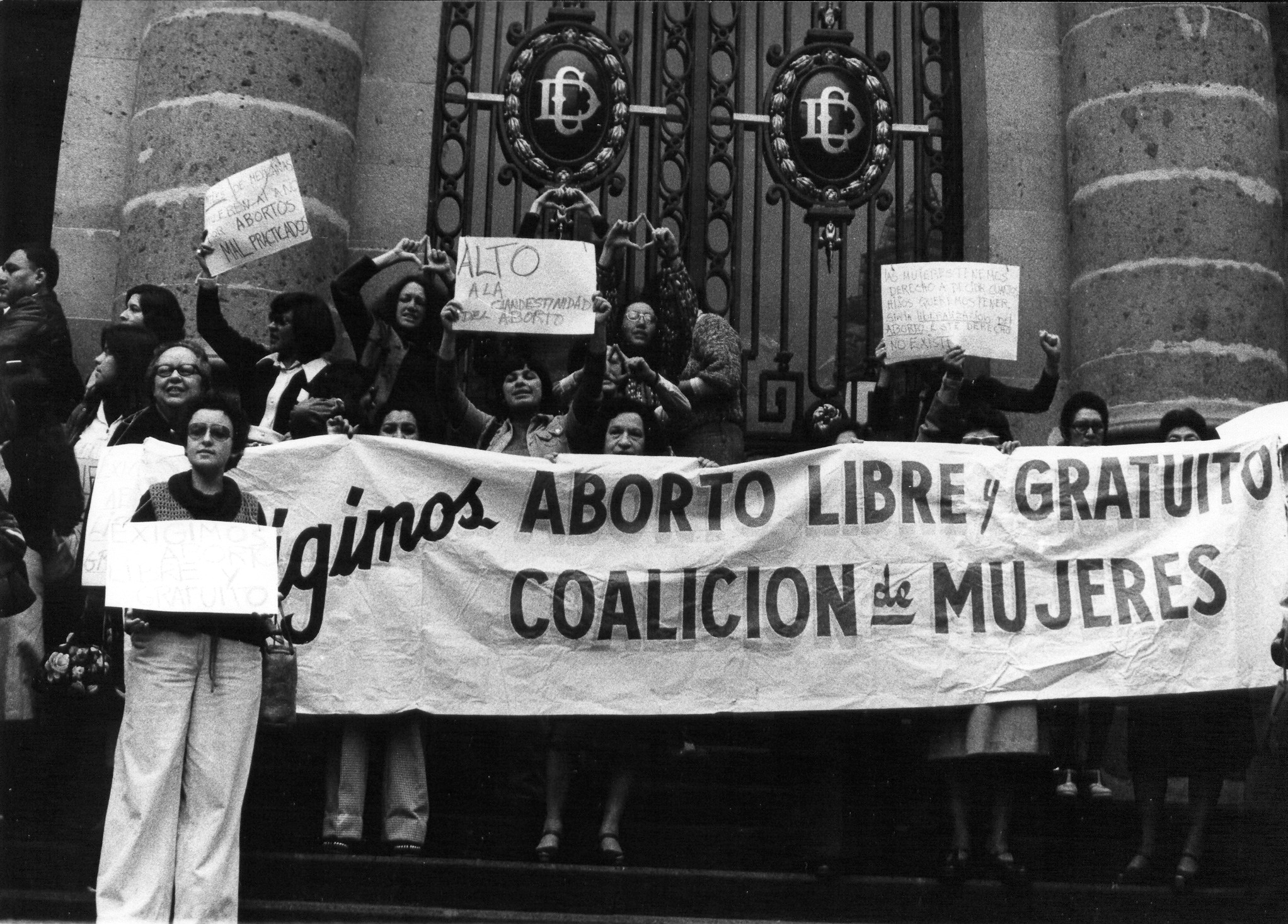 Manifestación por la despenalización del aborto en la Cámara de Diputados, 1977, Ana Victoria Jiménez. Tomada de animalpolitico.com (vía Cuartoscuro).