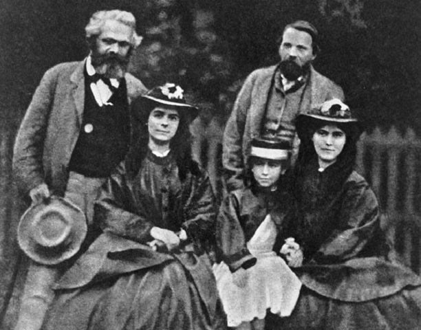 Marx y Engels con las hijas de Marx