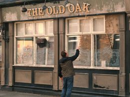 Película El último bar / The Old Oak de Ken Loach.