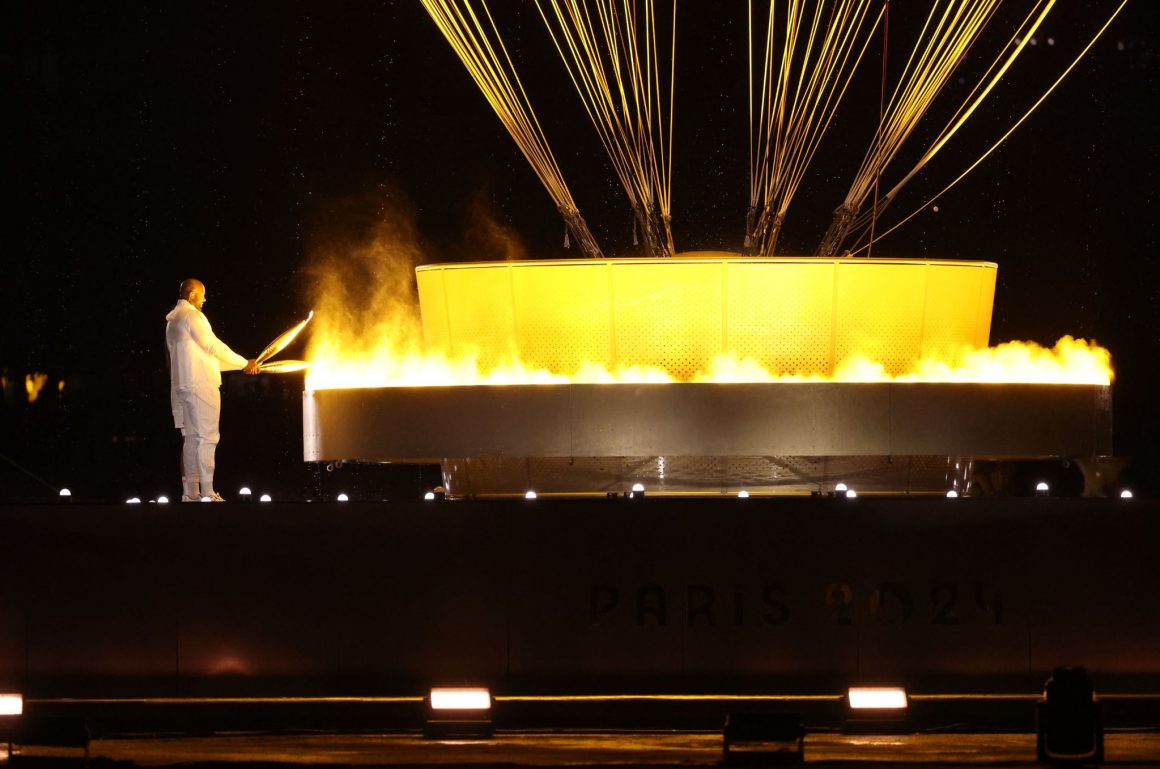 El encendido de la antorcha olímpica durante la inauguración de los Juegos Olímpicos de París 2024.