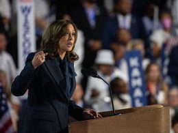 Kamala Harris da su discurso en la Convención Nacional Demócrata.