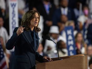 Kamala Harris da su discurso en la Convención Nacional Demócrata.