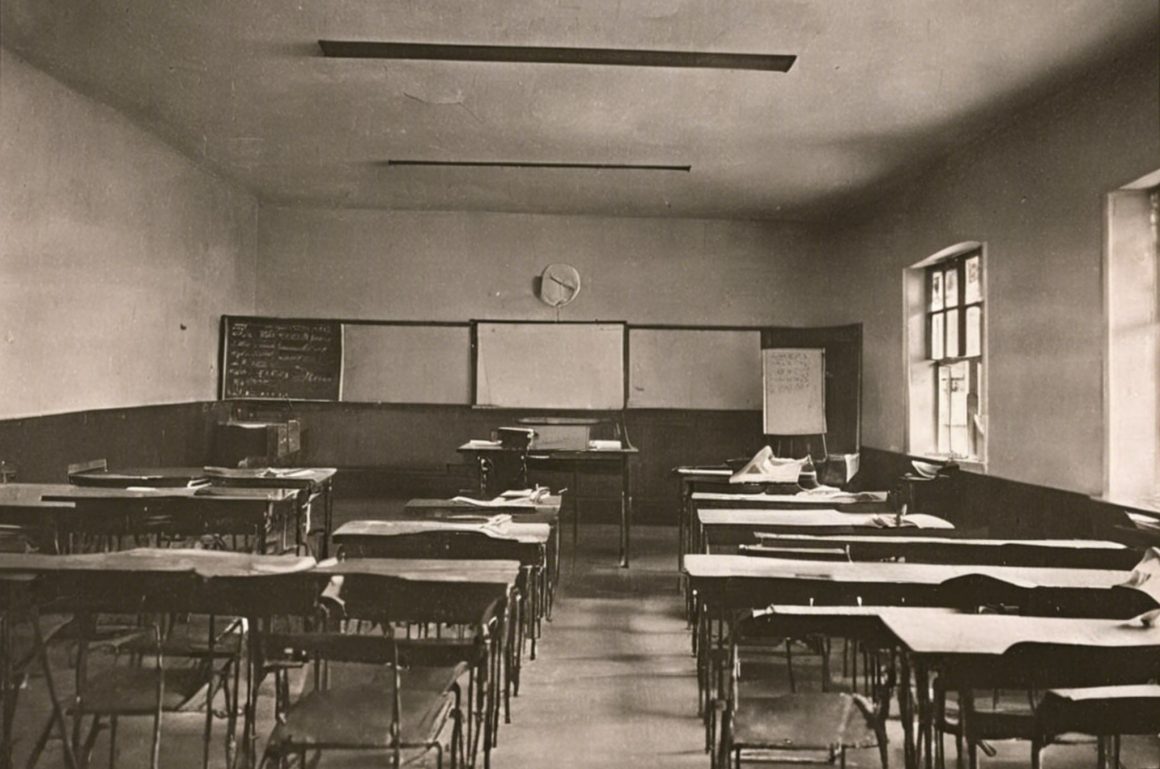 Un antiguo salón de clases. Imagen generada por IA.