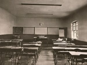 Un antiguo salón de clases. Imagen generada por IA.