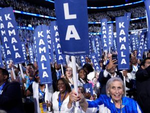 Participantes de la Convención Nacional Demócrata aclaman a Kamala Harris.