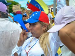 Una mujer participa en una manifestación opositora contra el fraude electoral en Venezuela. Maracaibo, 17 de agosto.