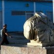 Un busto de Hugo Chávez decapitado tras las protestas en Venezuela.