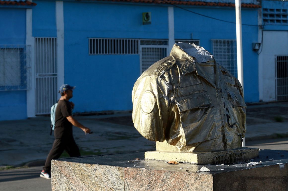 Un busto de Hugo Chávez decapitado tras las protestas en Venezuela.