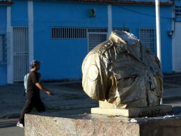 Un busto de Hugo Chávez decapitado tras las protestas en Venezuela.