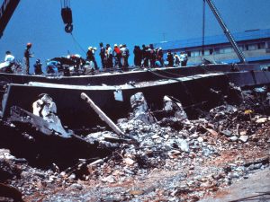 Imagen del US Geological Survey que muestra el Hospital General de la Ciudad de México colapsado tras el sismo de 1985.