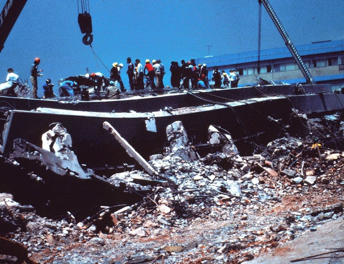 Imagen del US Geological Survey que muestra el Hospital General de la Ciudad de México colapsado tras el sismo de 1985.